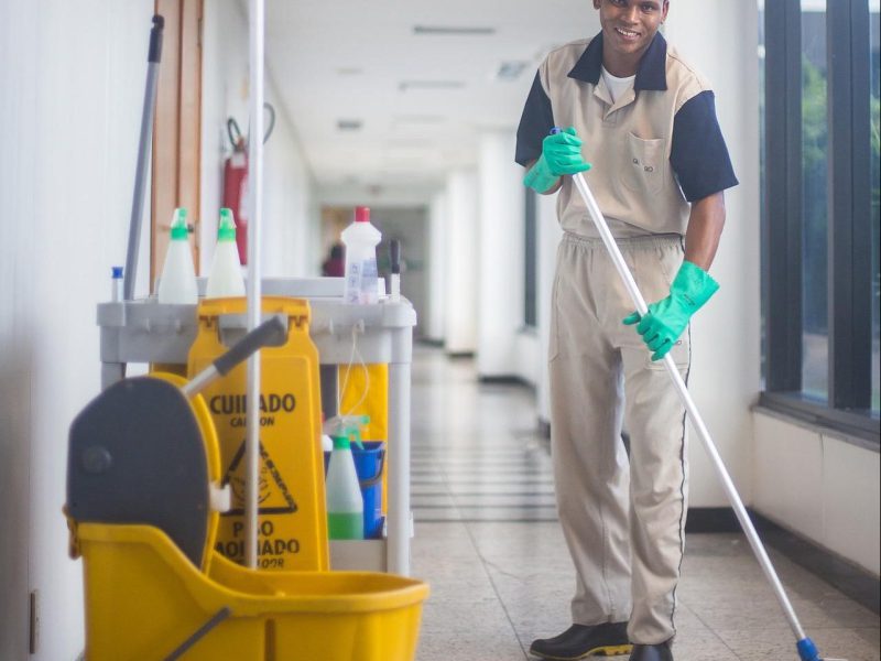 Schoonmaak-op-scholen-e1656580562785